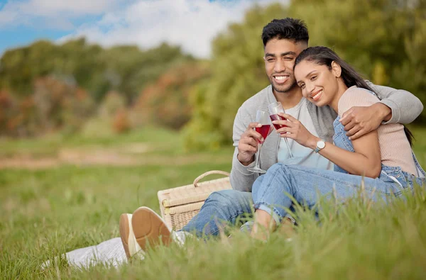 Young Couple Sharing Toast While Picnic — Foto Stock
