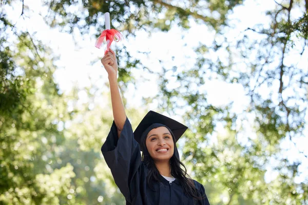 Egy Vonzó Fiatal Női Diplomás Pózol Odakint Diplomájával — Stock Fotó