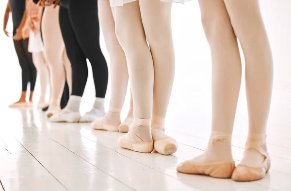 Gruppo Ballerini Irriconoscibili Che Praticano Loro Routine Uno Studio Danza — Foto Stock