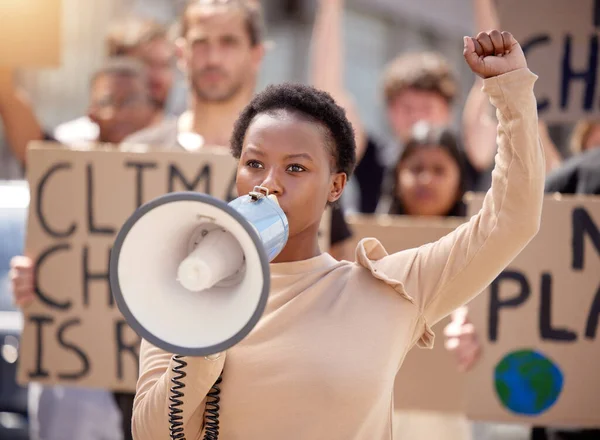 Eine Junge Frau Spricht Bei Einem Protest Durch Ein Megafon — Stockfoto