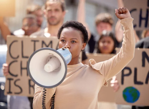 Una Joven Hablando Través Megáfono Una Protesta —  Fotos de Stock