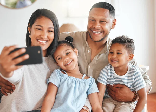 Młoda Rodzina Robi Sobie Selfie Łącząc Się Kanapie — Zdjęcie stockowe