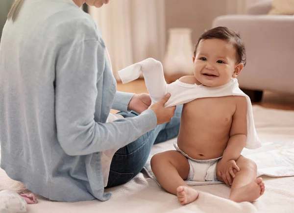 Woman Changing Her Adorable Baby Girls Clothing Home — 스톡 사진