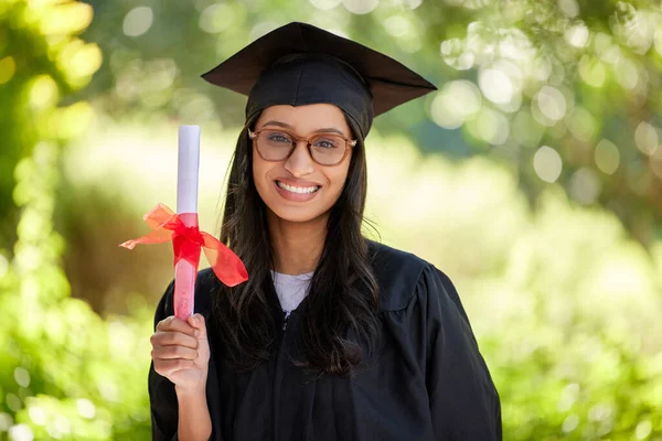 Cropped Portrait Attractive Young Female Graduate Posing Her Degree — Photo