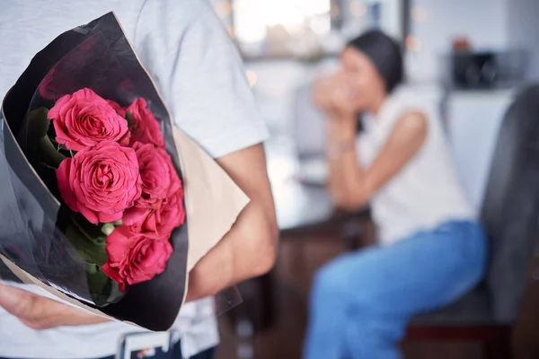 Unrecognizable Man Surprising His Girlfriend Flowers Home — Zdjęcie stockowe