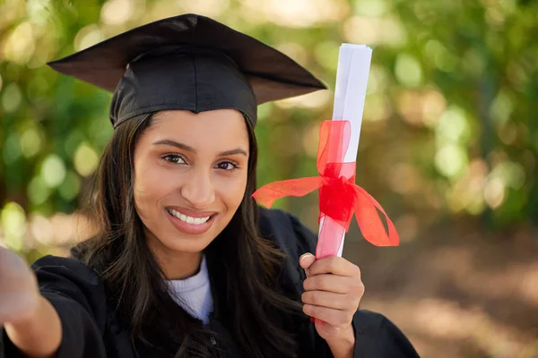 Portrait Recadré Une Jeune Diplômée Séduisante Posant Dehors Avec Son — Photo