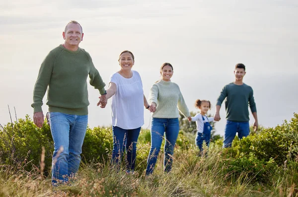 Een Multi Generationele Familie Die Buiten Tijd Doorbrengt — Stockfoto