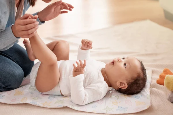 Woman Changing Her Adorable Baby Girls Diaper Home — Stock Photo, Image