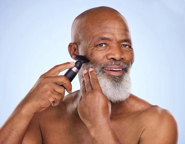 Studio Portrait Mature Man Shaving His Beard Blue Background — Stok fotoğraf
