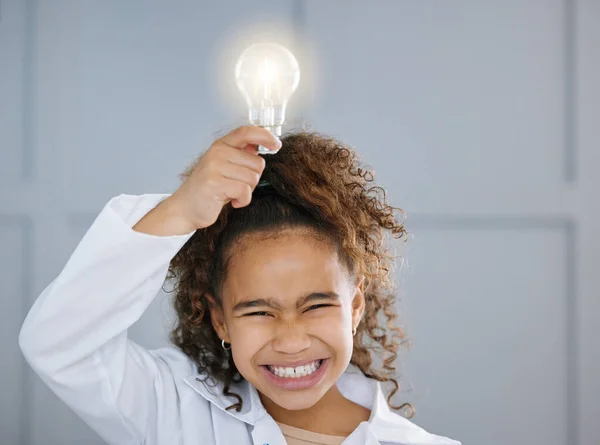Adorable Little Girl Wearing Labcoat Holding Lightbulb Her Head — Stock Photo, Image