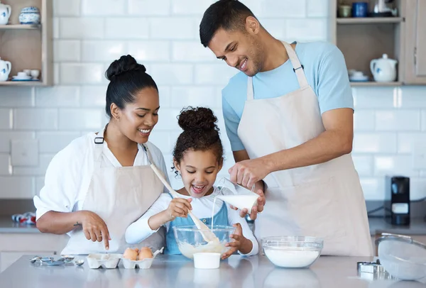Jovens Felizes Despreocupados Família Raça Mista Cozinhar Juntos Cozinha Casa — Fotografia de Stock