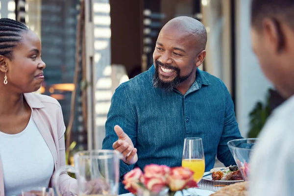 Uma Família Feliz Almoçando Juntos Fora Jardim — Fotografia de Stock