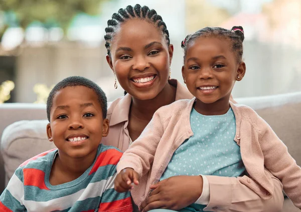 Young Mother Spending Time Her Children Home — Stockfoto