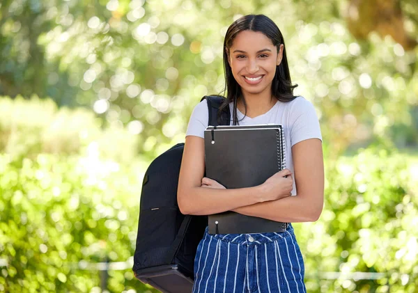 Ritratto Ritagliato Una Giovane Studentessa Attraente Piedi Fuori Nel Campus — Foto Stock