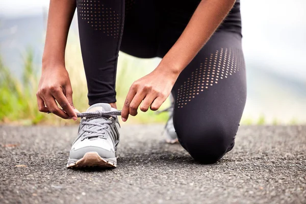 Closeup Shot Unrecognizable Woman Tying Her Shoelaces While Exercising Outdoors — Stock fotografie