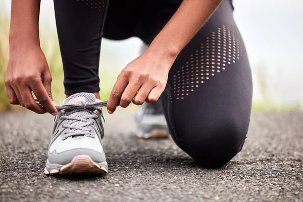 Closeup Shot Unrecognizable Woman Tying Her Shoelaces While Exercising Outdoors — 스톡 사진