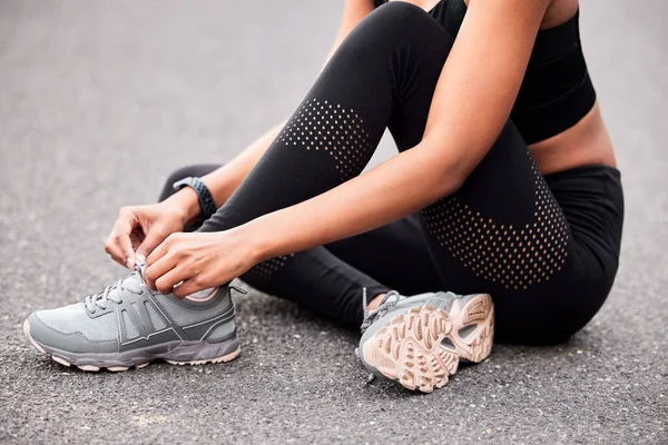 Dışarıda Egzersiz Yaparken Ayakkabı Bağcıklarını Bağlayan Tanınmayan Bir Kadının Yakın — Stok fotoğraf