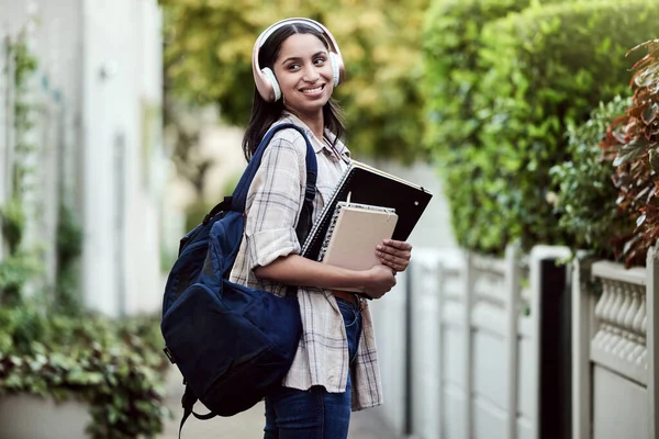 Una Giovane Studentessa Attraente Che Ascolta Musica Mentre Fuori Nel — Foto Stock