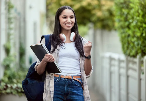 Attraente Giovane Studentessa Tifo Mentre Piedi Fuori Del Campus — Foto Stock