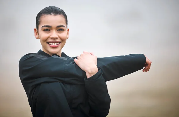 Ritratto Ritagliato Una Giovane Atleta Attraente Che Scalda All Esterno — Foto Stock