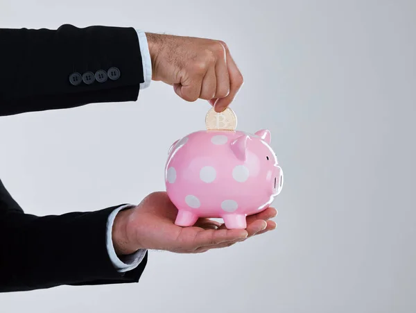 Unrecognizable Businessman Depositing Coins His Piggy Bank Grey Background — Foto de Stock
