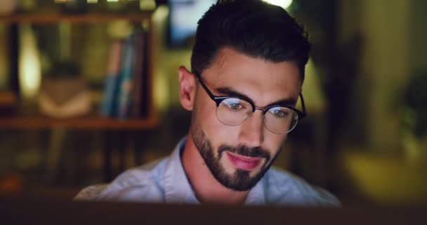 Young Business Man Glasses Working Late Computer Office Night Face — Stockvideo