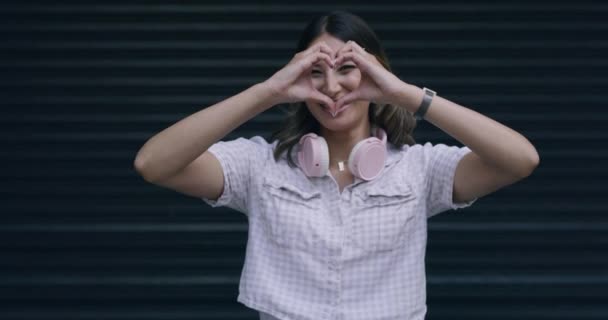Женщина Показывает Сердечный Знак Символ Жест Руками Изолированная Черном Фоне — стоковое видео