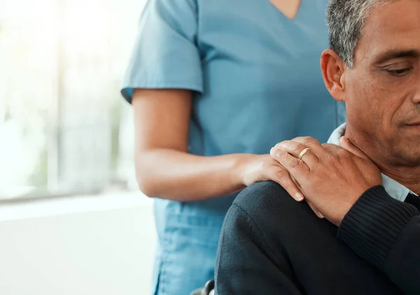 Een Verpleegster Tonen Troost Haar Patiënt Het Krijgen Van Slecht — Stockfoto