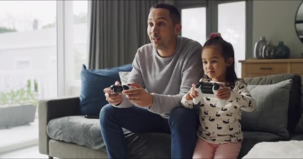 Imágenes Video Padre Una Hija Jugando Videojuegos Sofá Casa — Vídeos de Stock