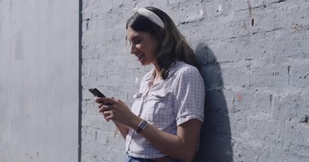 Mulher Feliz Enviando Uma Mensagem Texto Seu Telefone Cidade Contra — Vídeo de Stock