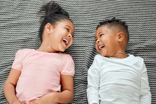 Two Young Siblings Lying Floor Together Home — Stockfoto