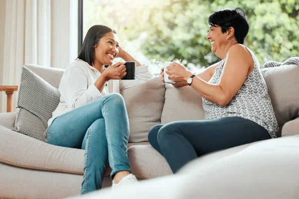 Senior Woman Bonding Her Daughter Sofa Home — Stok fotoğraf