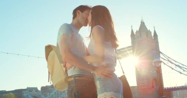 Молода Пара Закоханих Цілується Канікулах Лондоні — стокове відео