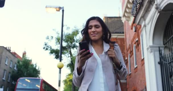 Imágenes Video Una Mujer Joven Usando Teléfono Celular Mientras Camina — Vídeo de stock