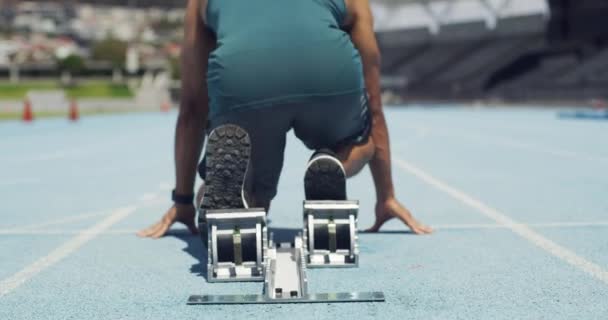 Atleet Startpositie Voor Een Race Een Sportbaan Een Stadion Achteraanzicht — Stockvideo