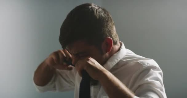 Férfi Frusztrált Miután Visszavonták Vagy Kirúgták Munkahelyéről Stresszes Fickó Idegösszeroppanással — Stock videók