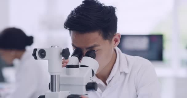Ученый Мужчина Исследовательской Лаборатории Использующий Микроскоп Портрет Счастливого Молодого Биолога — стоковое видео