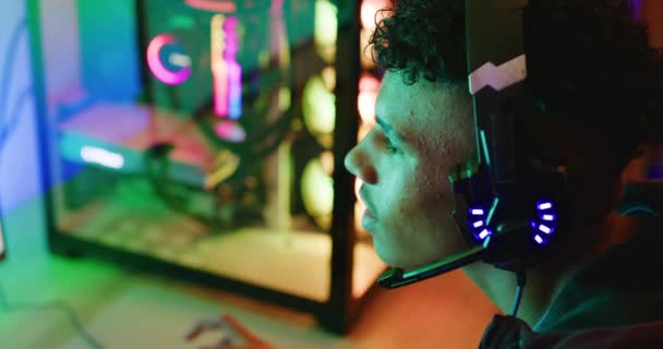 Egy Férfi Játékos Videojátékozik Egy Számítógépen Fejhallgatót Visel Mikrofonon Beszél — Stock videók