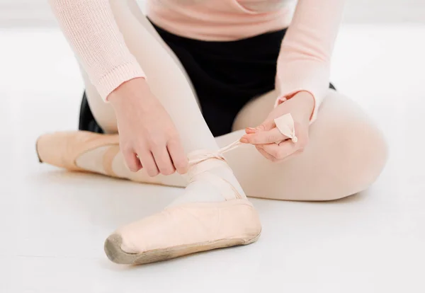Unrecognizable Ballet Dancer Fitting Her Shoes Practice — Stockfoto