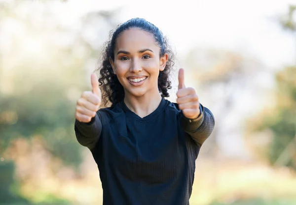 Portrait Sporty Young Woman Showing Thumbs While Exercising Outdoors — Stok fotoğraf