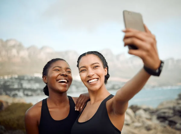 Two Friends Taking Selfies Workout Using Smartphone — ストック写真