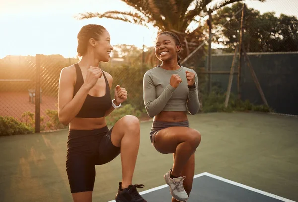 Duas Jovens Atletas Atraentes Fazendo Levantamentos Perna Durante Treino Uma — Fotografia de Stock