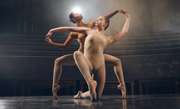 Bale Dansçısı Sahnede Prova Yapıyor — Stok fotoğraf