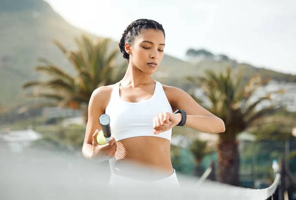 Una Joven Deportista Comprobando Hora Mientras Juega Tenis Aire Libre —  Fotos de Stock