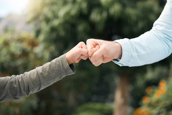 Niño Pequeño Padre Compartiendo Golpe Puño —  Fotos de Stock