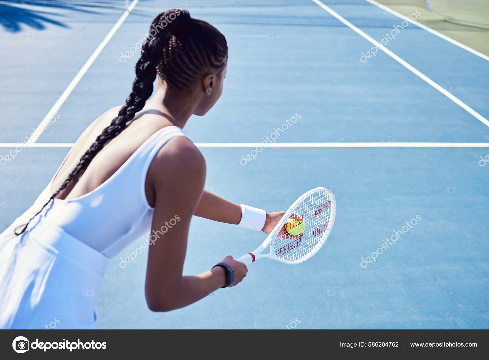 Bola de tênis esportiva e jogador pronto para jogar um jogo na quadra para  fitness saudável e treinamento de exercícios no verão menina mulher e  atleta com energia jogando um jogo divertido