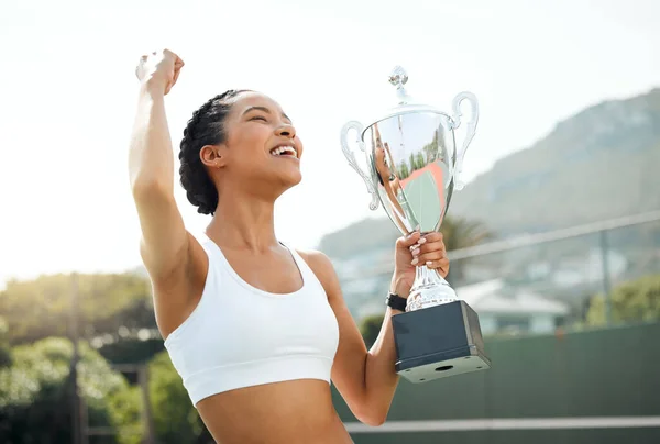 Спортивна Молода Жінка Підбадьорить Тримаючи Трофей Який Вона Виграла Тенісному — стокове фото