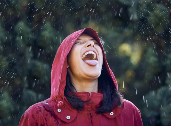 Молодая Женщина Торчит Языком Почувствовать Дождь Снаружи — стоковое фото