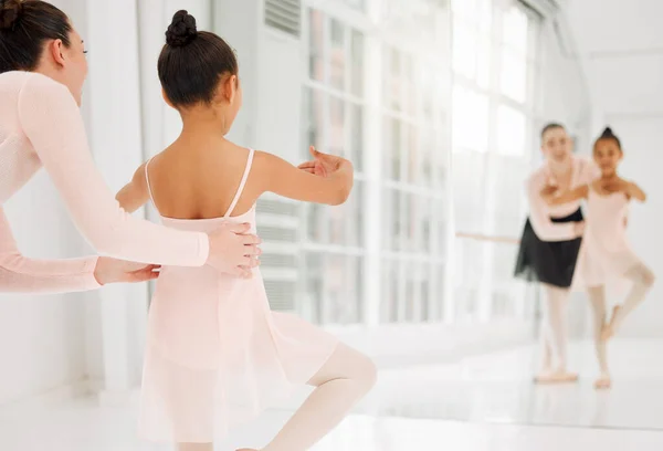 Una Bambina Che Pratica Balletto Con Suo Insegnante Uno Studio — Foto Stock
