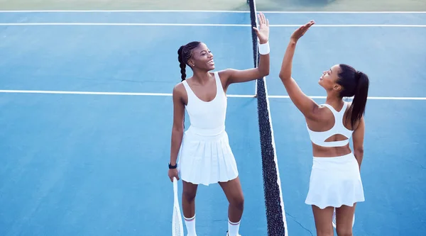 Δύο Ελκυστικές Γυναίκες Κόλλα Πέντε Παίζοντας Τένις Έξω — Φωτογραφία Αρχείου